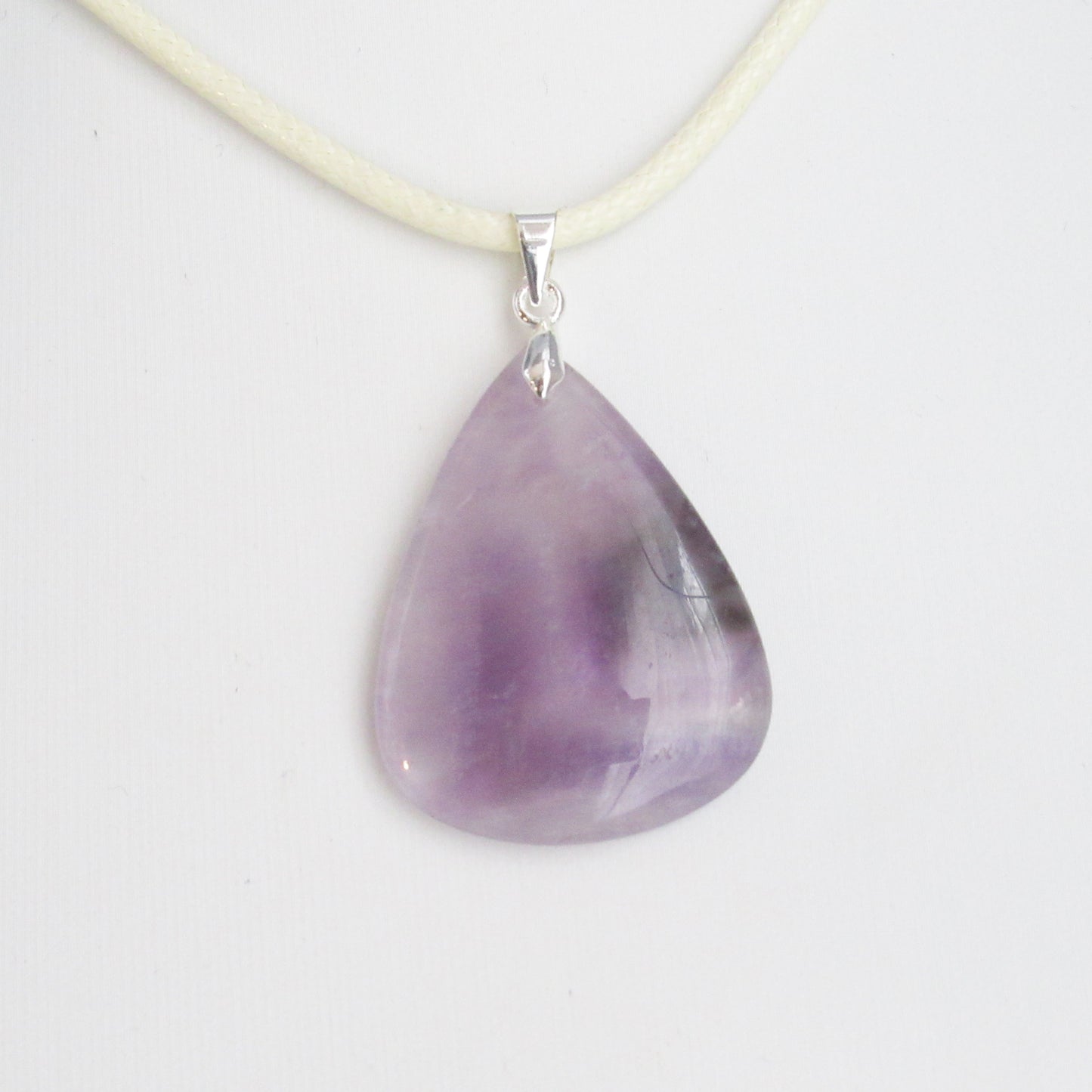 Pendentif Améthyste chevron en pierre naturelle https://monjolicaillou.fr/products/pendentif-amethyste-chevron-en-pierre-naturelle Découvrez le Pendentif en Améthyste Chevron, une pierre naturelle d'une beauté envoûtante et aux vertus apaisantes. Ce bijou exceptionnel vous apporte une paix intérieure profonde, essentielle pour naviguer sereinement dans la vie quotidienne. En portant ce pendentif, vous renforcerez votre sens de la justice,