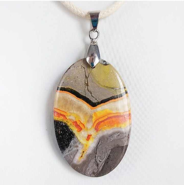 Pendentif en jaspe Bumblebee naturel – confiance, énergie, protection. Pierre idéale pour vitalité, motivation et équilibre émotionnel au quotidien.