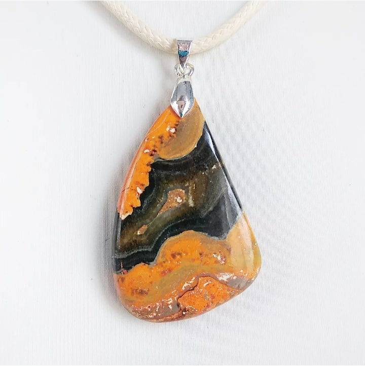 Pendentif en jaspe Bumblebee naturel – confiance, énergie, protection. Pierre idéale pour vitalité, motivation et équilibre émotionnel au quotidien.