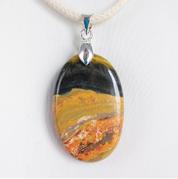 Pendentif en jaspe Bumblebee naturel – confiance, énergie, protection. Pierre idéale pour vitalité, motivation et équilibre émotionnel au quotidien.