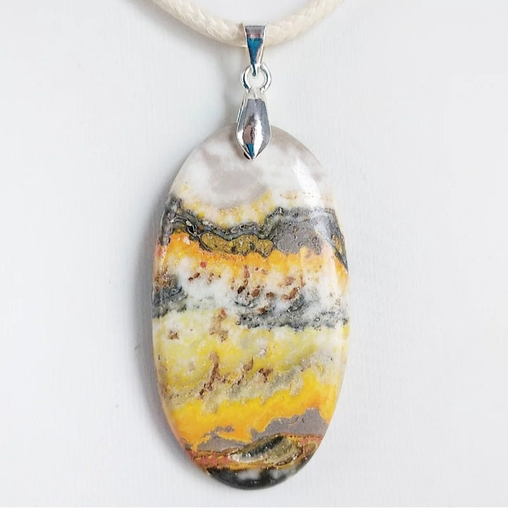 Pendentif en jaspe Bumblebee naturel – confiance, énergie, protection. Pierre idéale pour vitalité, motivation et équilibre émotionnel au quotidien.