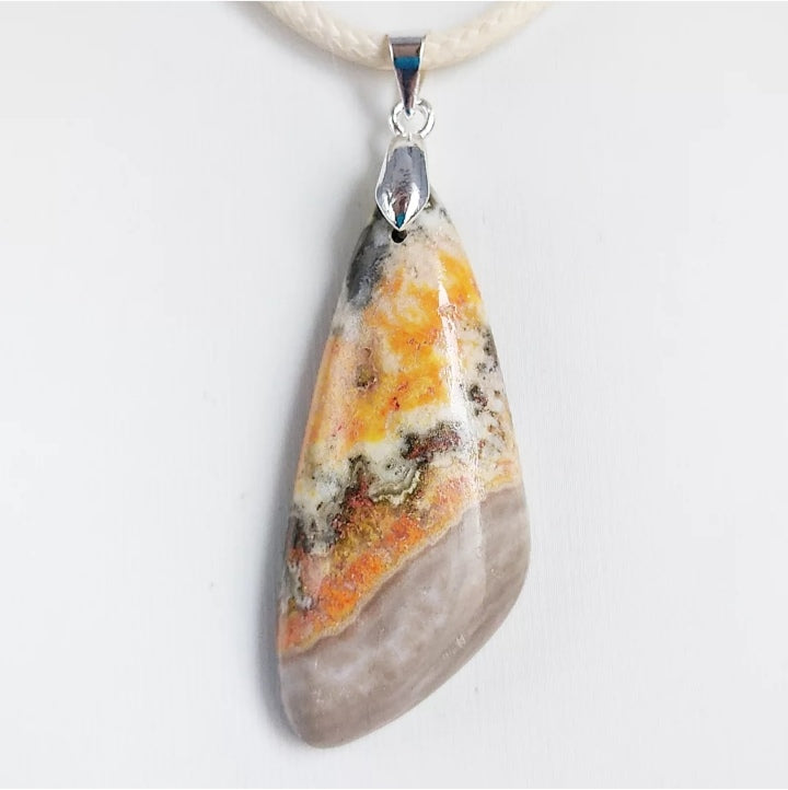 Pendentif en jaspe Bumblebee naturel – confiance, énergie, protection. Pierre idéale pour vitalité, motivation et équilibre émotionnel au quotidien.