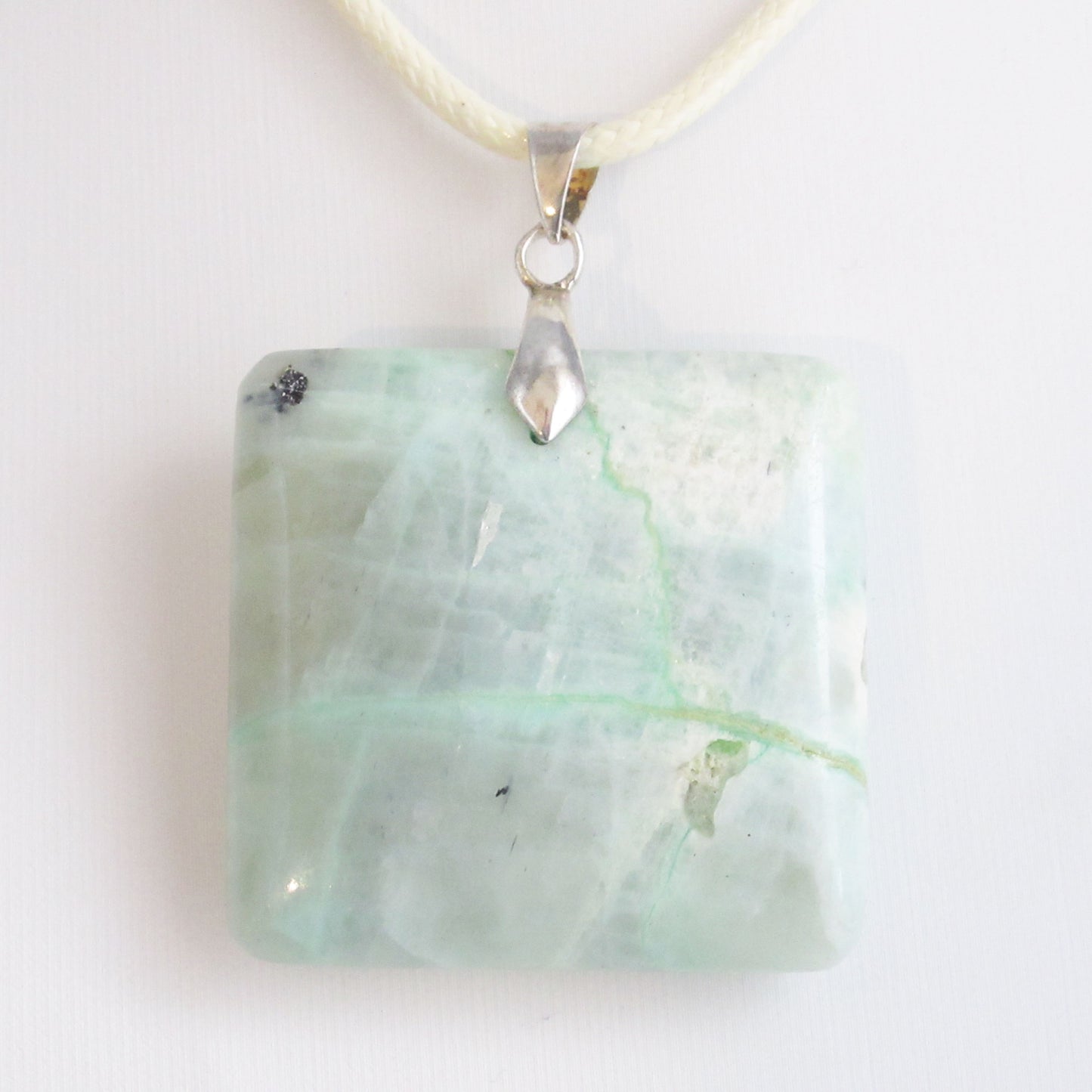 Pendentif Garniérite - Pierre de Lune Verte  https://monjolicaillou.fr/products/pendentif-garni-rite-pierre-de-lune-verte-en-pierres-naturelles-lithotherapie