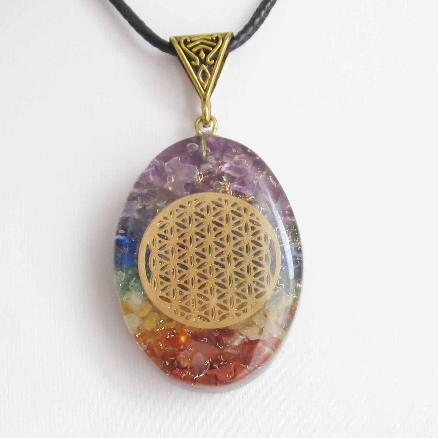 https://monjolicaillou.fr/products/pendentif-orgonite-ovale-en-pierres-naturelles-fleur-de-vie-40-mm-aigue-marine-amethyste-cornaline-labradorite-lapis-lazuli-malachite-oeil-de-tigre-quartz-rose-shungite-tourmaline-7-chakras