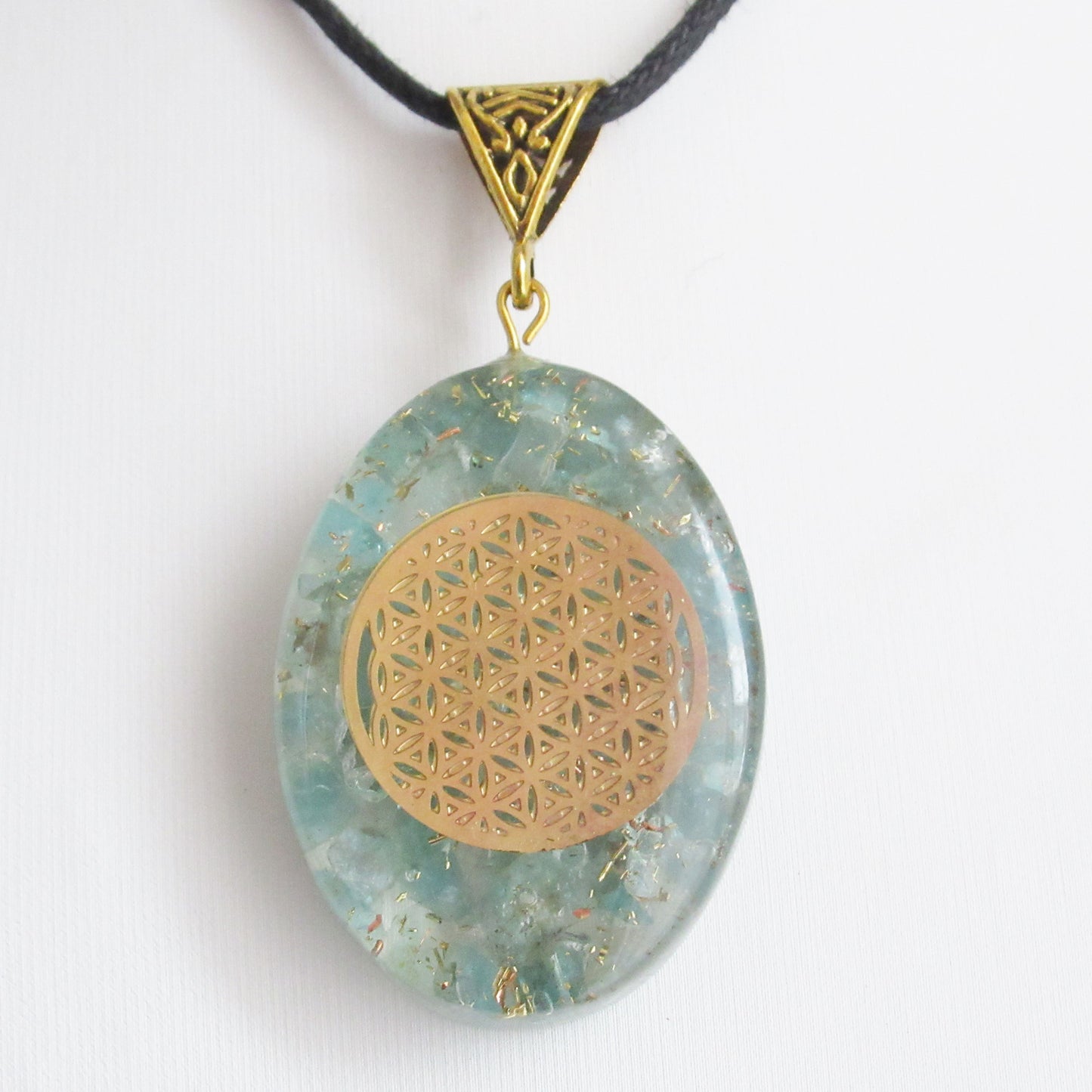 https://monjolicaillou.fr/products/pendentif-orgonite-ovale-en-pierres-naturelles-fleur-de-vie-40-mm-aigue-marine-amethyste-cornaline-labradorite-lapis-lazuli-malachite-oeil-de-tigre-quartz-rose-shungite-tourmaline-7-chakras