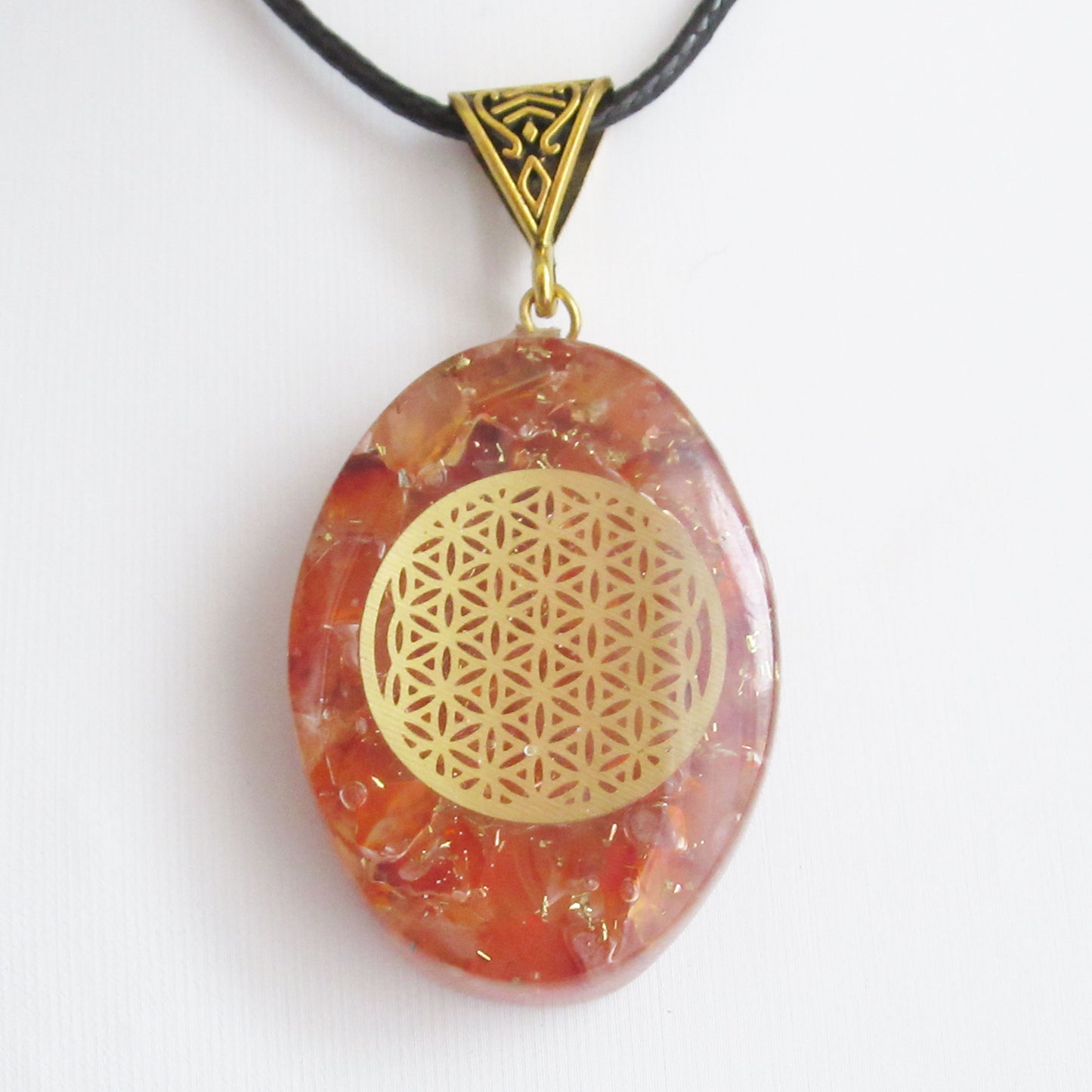 https://monjolicaillou.fr/products/pendentif-orgonite-ovale-en-pierres-naturelles-fleur-de-vie-40-mm-aigue-marine-amethyste-cornaline-labradorite-lapis-lazuli-malachite-oeil-de-tigre-quartz-rose-shungite-tourmaline-7-chakras