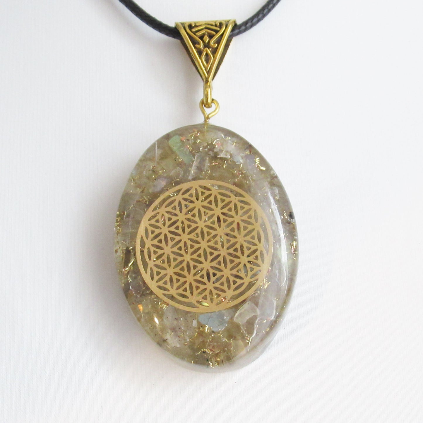 https://monjolicaillou.fr/products/pendentif-orgonite-ovale-en-pierres-naturelles-fleur-de-vie-40-mm-aigue-marine-amethyste-cornaline-labradorite-lapis-lazuli-malachite-oeil-de-tigre-quartz-rose-shungite-tourmaline-7-chakras