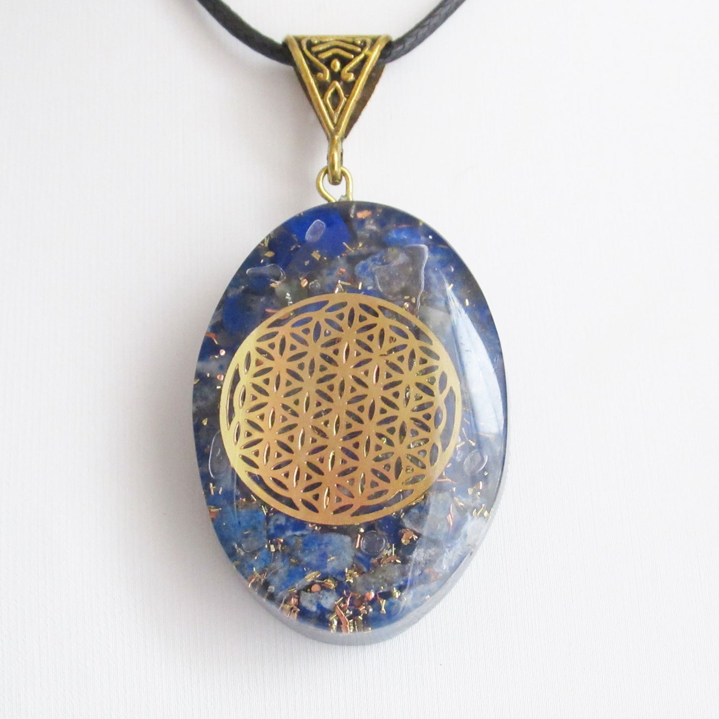 https://monjolicaillou.fr/products/pendentif-orgonite-ovale-en-pierres-naturelles-fleur-de-vie-40-mm-aigue-marine-amethyste-cornaline-labradorite-lapis-lazuli-malachite-oeil-de-tigre-quartz-rose-shungite-tourmaline-7-chakras