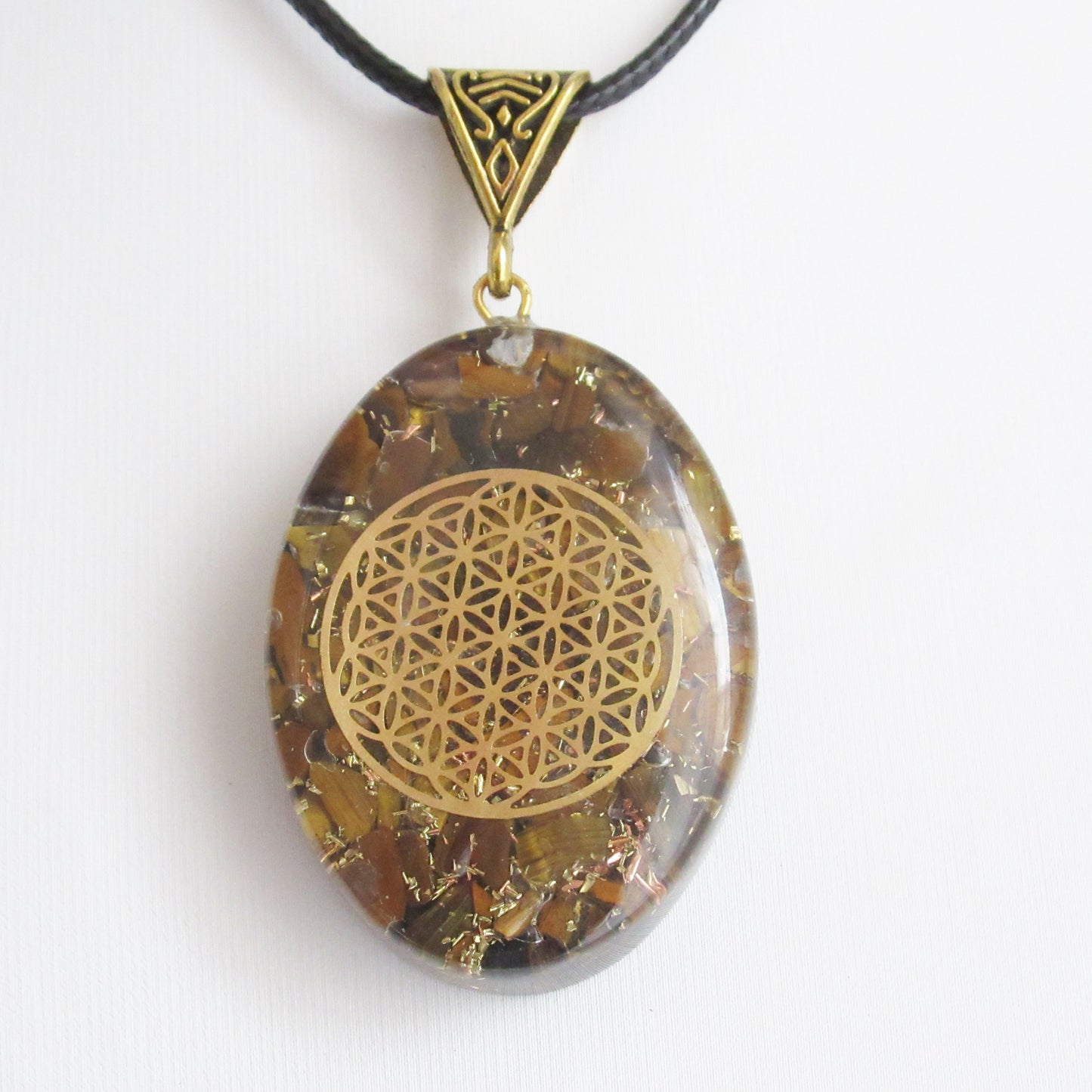 https://monjolicaillou.fr/products/pendentif-orgonite-ovale-en-pierres-naturelles-fleur-de-vie-40-mm-aigue-marine-amethyste-cornaline-labradorite-lapis-lazuli-malachite-oeil-de-tigre-quartz-rose-shungite-tourmaline-7-chakras