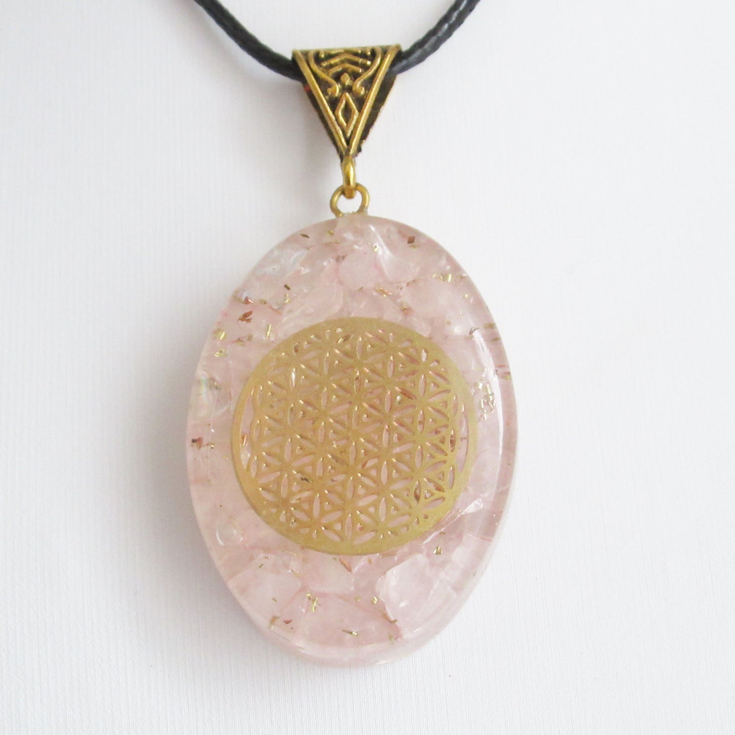https://monjolicaillou.fr/products/pendentif-orgonite-ovale-en-pierres-naturelles-fleur-de-vie-40-mm-aigue-marine-amethyste-cornaline-labradorite-lapis-lazuli-malachite-oeil-de-tigre-quartz-rose-shungite-tourmaline-7-chakras