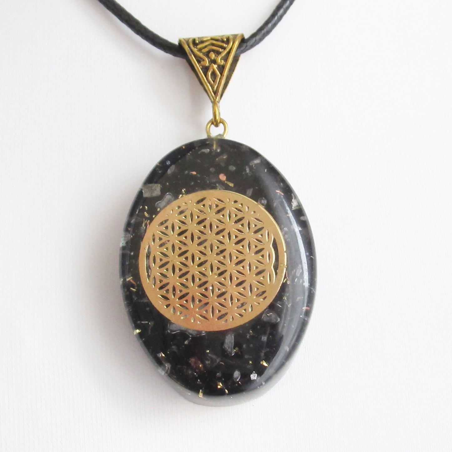 https://monjolicaillou.fr/products/pendentif-orgonite-ovale-en-pierres-naturelles-fleur-de-vie-40-mm-aigue-marine-amethyste-cornaline-labradorite-lapis-lazuli-malachite-oeil-de-tigre-quartz-rose-shungite-tourmaline-7-chakras