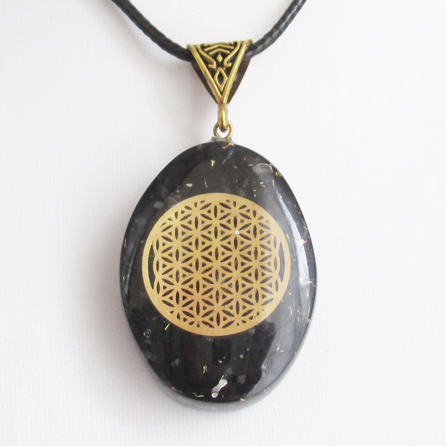 https://monjolicaillou.fr/products/pendentif-orgonite-ovale-en-pierres-naturelles-fleur-de-vie-40-mm-aigue-marine-amethyste-cornaline-labradorite-lapis-lazuli-malachite-oeil-de-tigre-quartz-rose-shungite-tourmaline-7-chakras