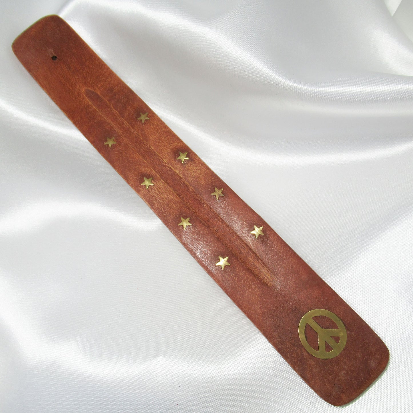 Monjolicaillou.fr - PORTE ENCENS BOIS https://monjolicaillou.fr/products/porte-encens-bois Porte encens en bois environ 26cm sur 3,5cm sur 0,5cm. Fabrication artisanale pour encens en bâtons, les dessins peuvent varier. Pour utiliser un porte-encens, suivez ces étapes simples :