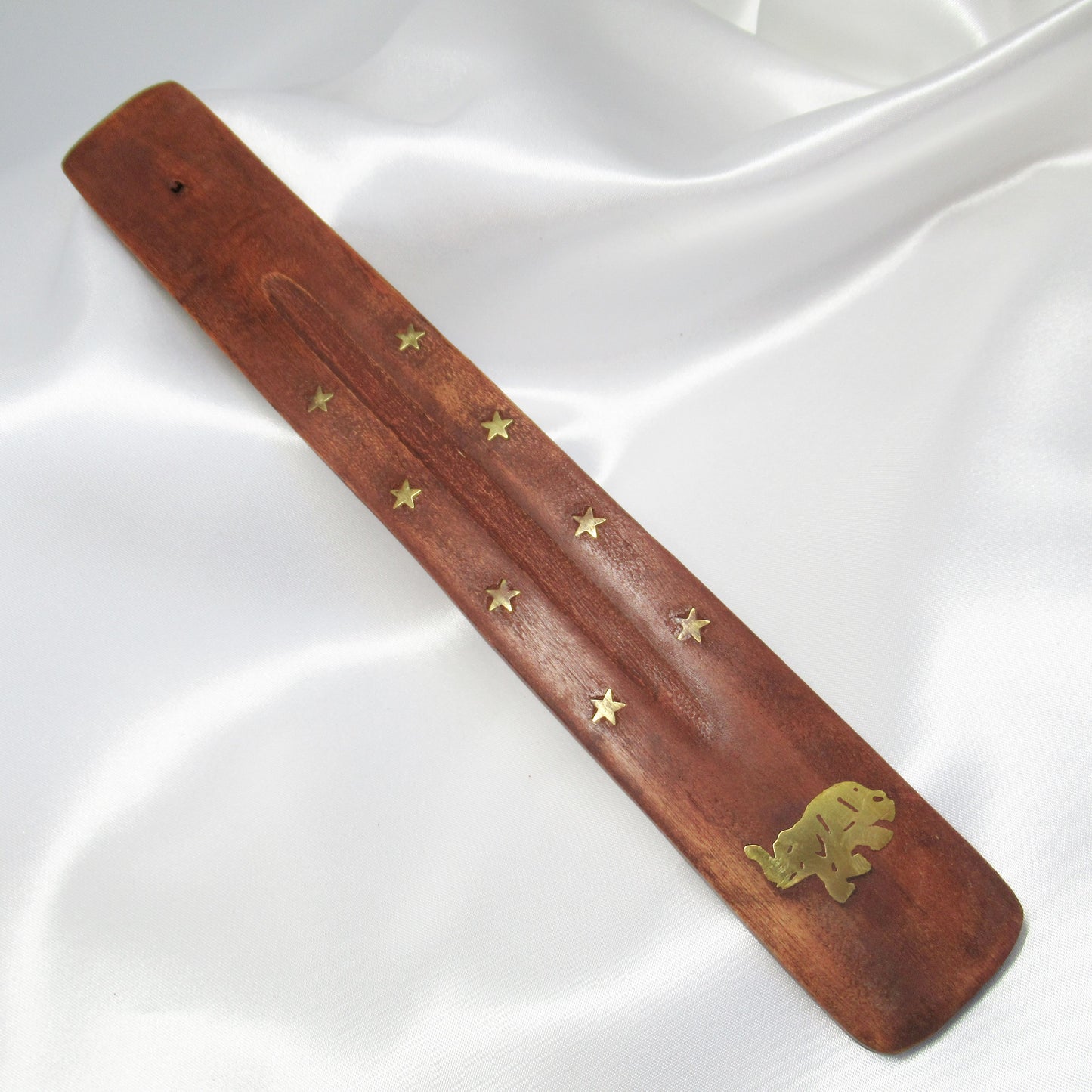 Monjolicaillou.fr - PORTE ENCENS BOIS https://monjolicaillou.fr/products/porte-encens-bois Porte encens en bois environ 26cm sur 3,5cm sur 0,5cm. Fabrication artisanale pour encens en bâtons, les dessins peuvent varier. Pour utiliser un porte-encens, suivez ces étapes simples :