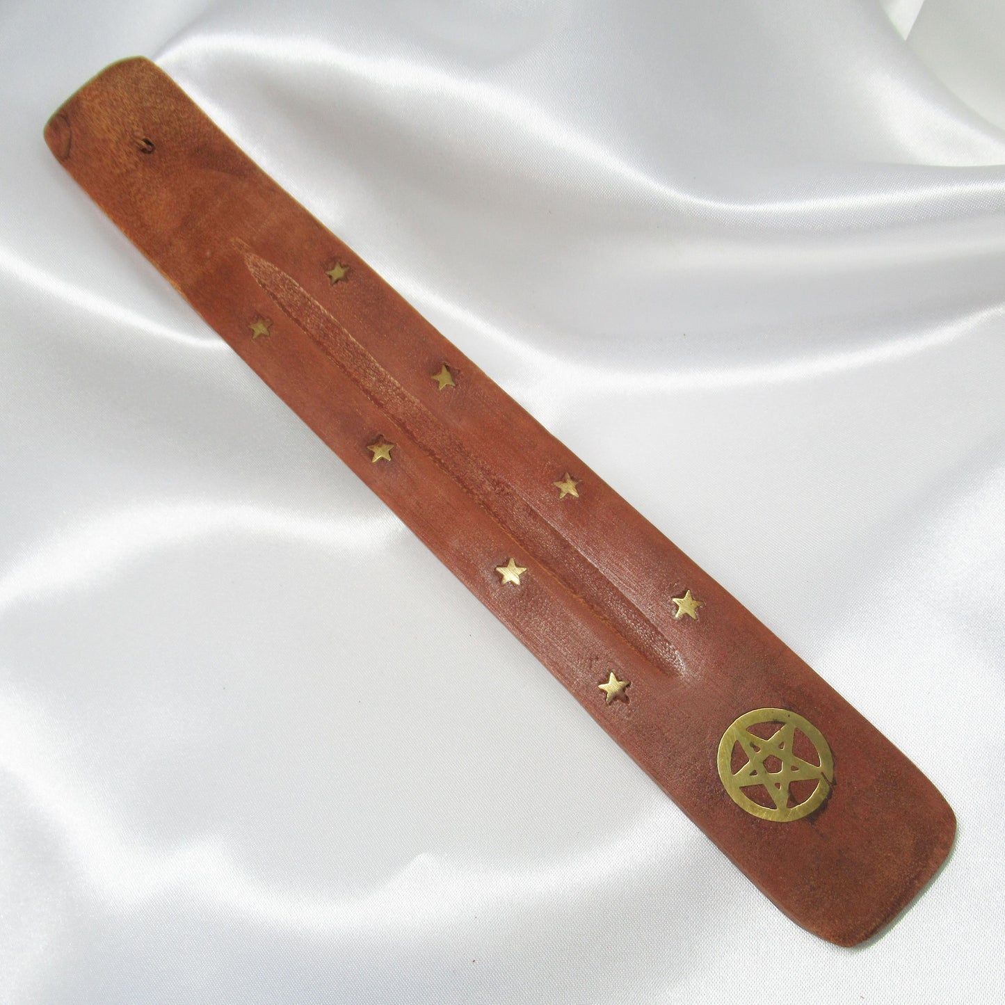 Monjolicaillou.fr - PORTE ENCENS BOIS https://monjolicaillou.fr/products/porte-encens-bois Porte encens en bois environ 26cm sur 3,5cm sur 0,5cm. Fabrication artisanale pour encens en bâtons, les dessins peuvent varier. Pour utiliser un porte-encens, suivez ces étapes simples :