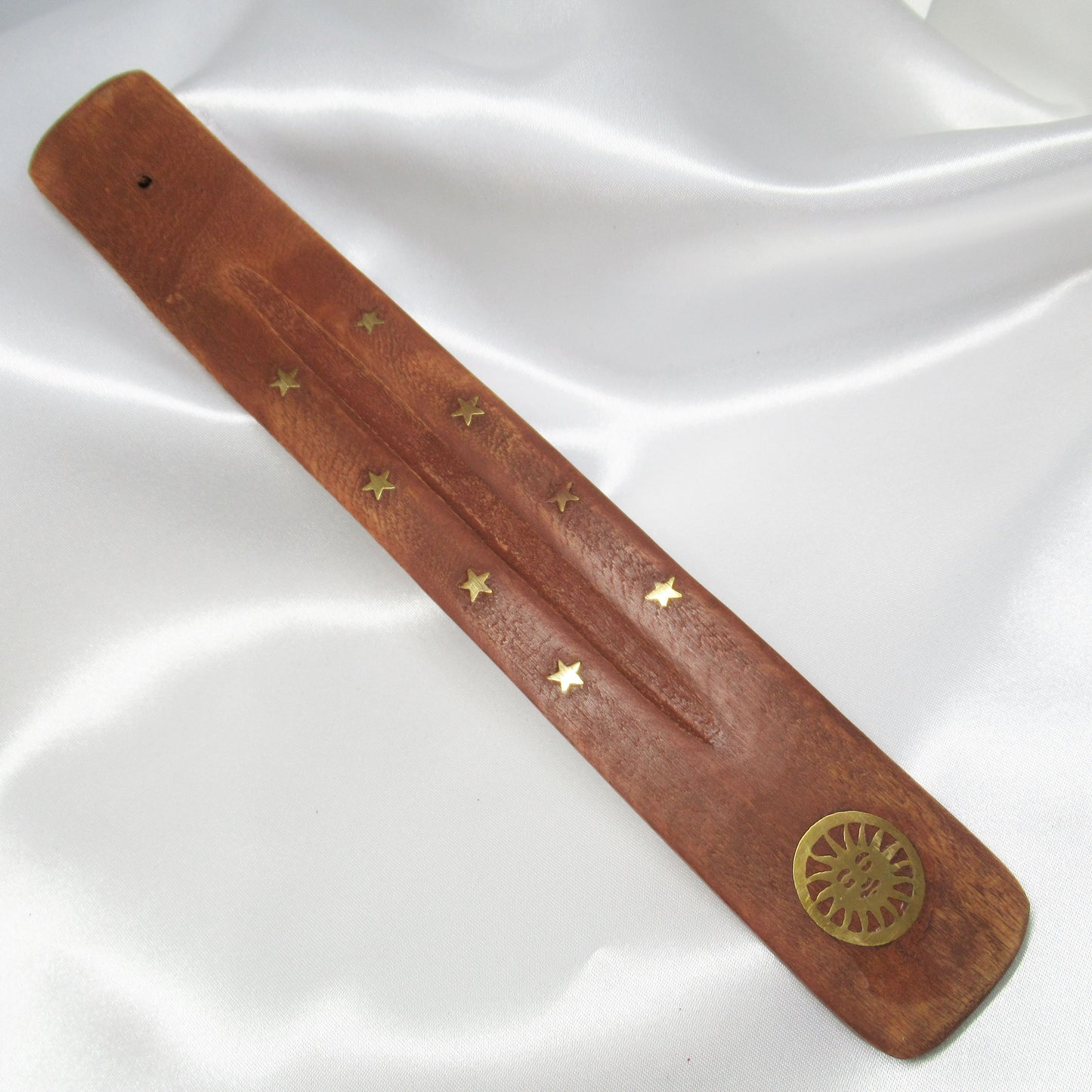 Monjolicaillou.fr - PORTE ENCENS BOIS https://monjolicaillou.fr/products/porte-encens-bois Porte encens en bois environ 26cm sur 3,5cm sur 0,5cm. Fabrication artisanale pour encens en bâtons, les dessins peuvent varier. Pour utiliser un porte-encens, suivez ces étapes simples :
