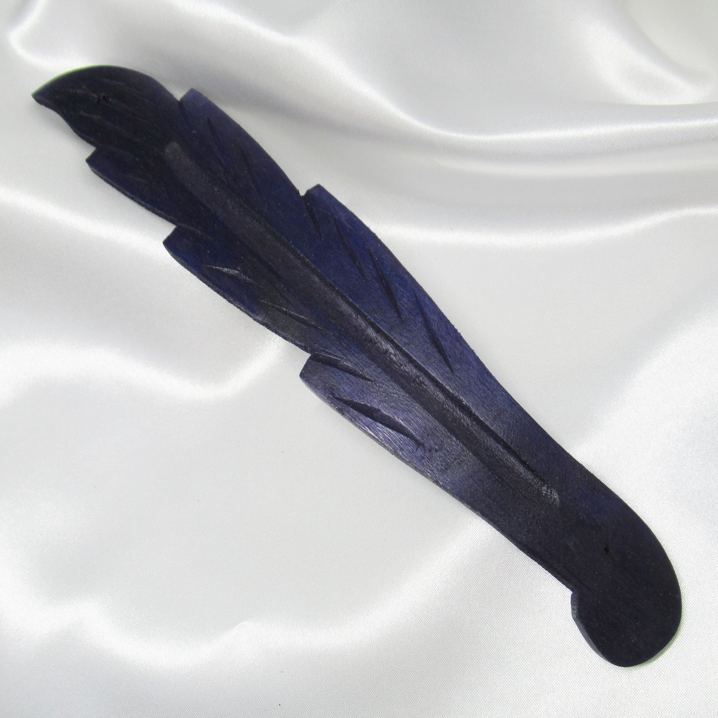Monjolicaillou.fr - PORTE ENCENS BOIS https://monjolicaillou.fr/products/porte-encens-bois Porte encens en bois environ 26cm sur 3,5cm sur 0,5cm. Fabrication artisanale pour encens en bâtons, les dessins peuvent varier. Pour utiliser un porte-encens, suivez ces étapes simples :