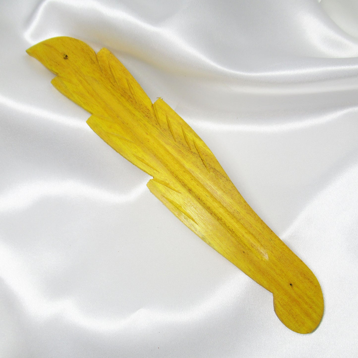 Monjolicaillou.fr - PORTE ENCENS BOIS https://monjolicaillou.fr/products/porte-encens-bois Porte encens en bois environ 26cm sur 3,5cm sur 0,5cm. Fabrication artisanale pour encens en bâtons, les dessins peuvent varier. Pour utiliser un porte-encens, suivez ces étapes simples :