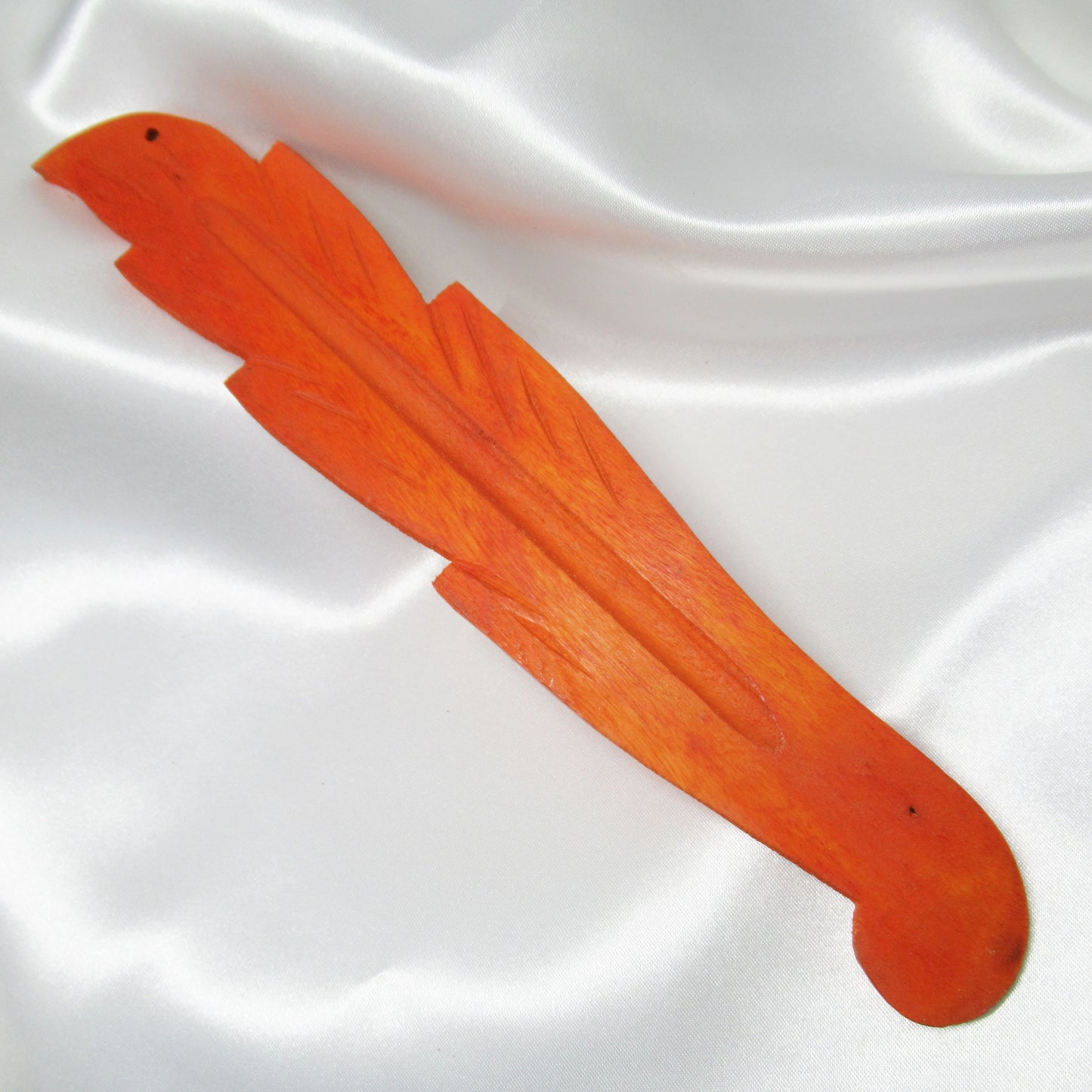 Monjolicaillou.fr - PORTE ENCENS BOIS https://monjolicaillou.fr/products/porte-encens-bois Porte encens en bois environ 26cm sur 3,5cm sur 0,5cm. Fabrication artisanale pour encens en bâtons, les dessins peuvent varier. Pour utiliser un porte-encens, suivez ces étapes simples :