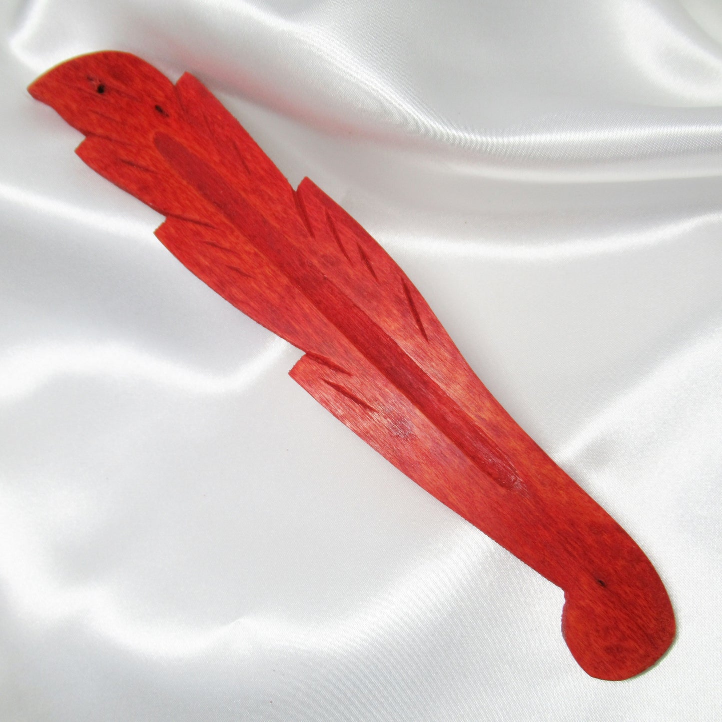 Monjolicaillou.fr - PORTE ENCENS BOIS https://monjolicaillou.fr/products/porte-encens-bois Porte encens en bois environ 26cm sur 3,5cm sur 0,5cm. Fabrication artisanale pour encens en bâtons, les dessins peuvent varier. Pour utiliser un porte-encens, suivez ces étapes simples :
