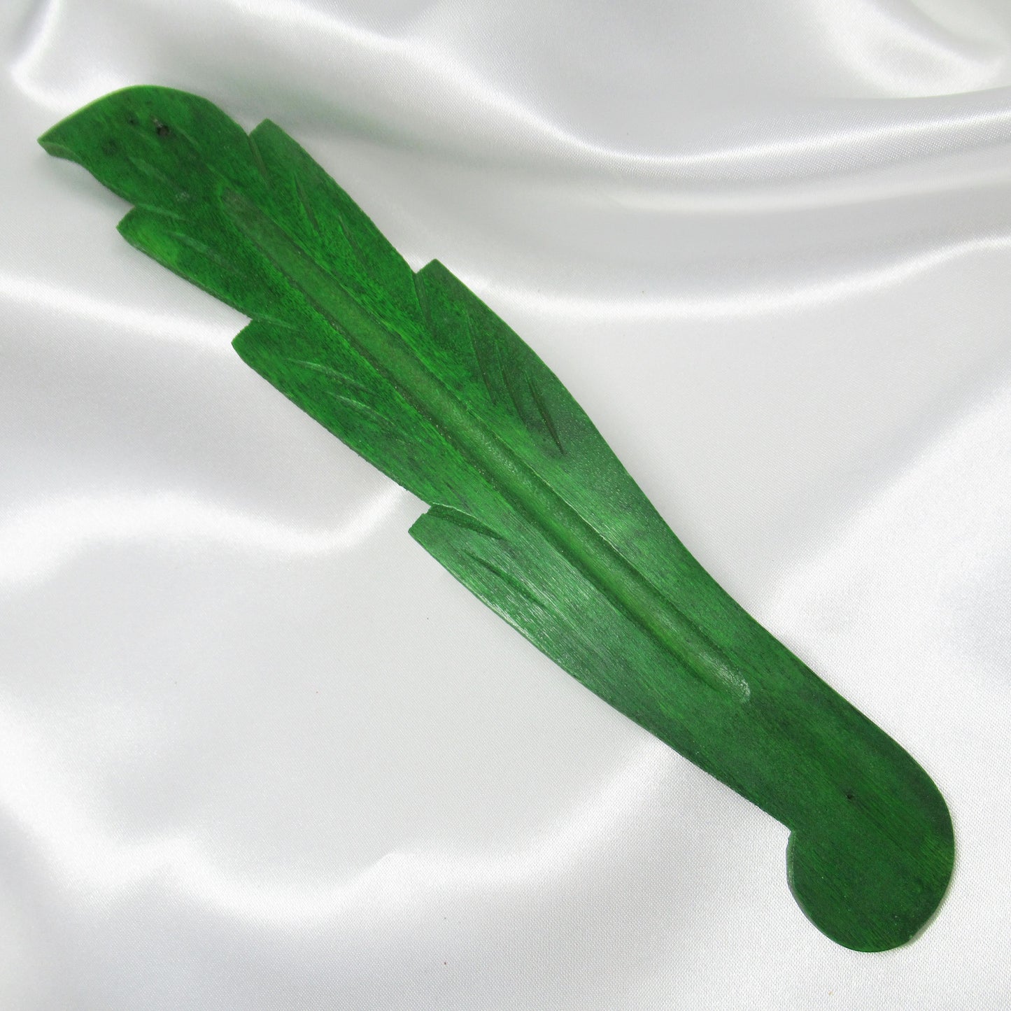 Monjolicaillou.fr - PORTE ENCENS BOIS https://monjolicaillou.fr/products/porte-encens-bois Porte encens en bois environ 26cm sur 3,5cm sur 0,5cm. Fabrication artisanale pour encens en bâtons, les dessins peuvent varier. Pour utiliser un porte-encens, suivez ces étapes simples :