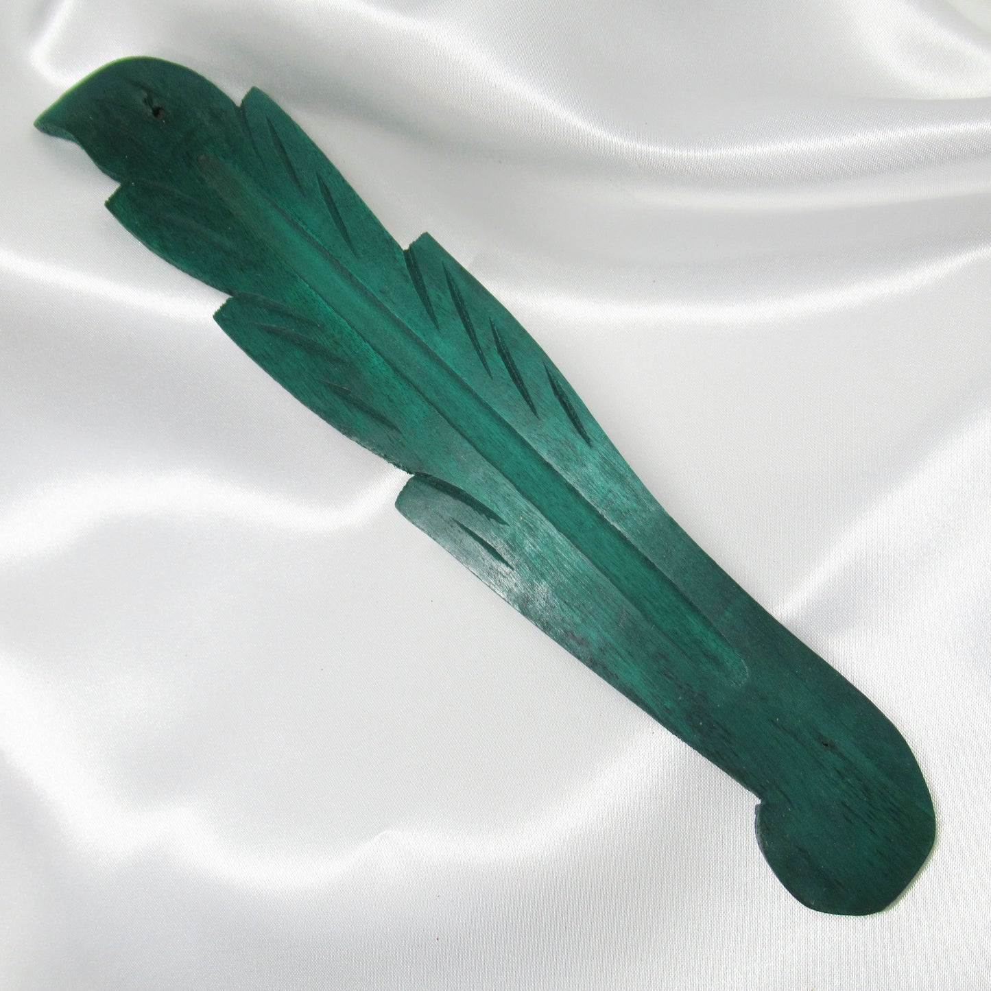 Monjolicaillou.fr - PORTE ENCENS BOIS https://monjolicaillou.fr/products/porte-encens-bois Porte encens en bois environ 26cm sur 3,5cm sur 0,5cm. Fabrication artisanale pour encens en bâtons, les dessins peuvent varier. Pour utiliser un porte-encens, suivez ces étapes simples :