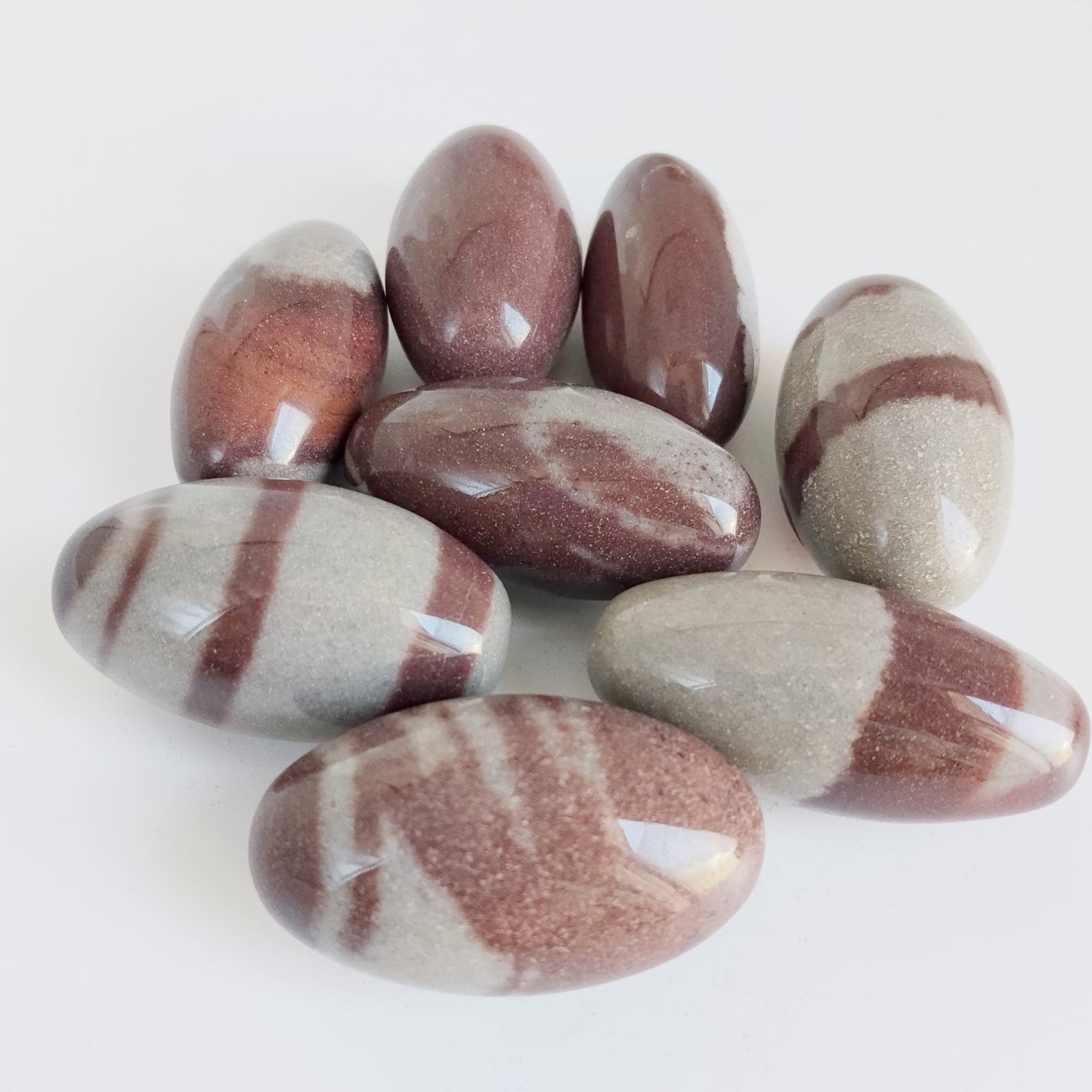 Découvrez la pierre Shiva Lingam, symbole sacré d'équilibre entre masculin et féminin. Un minéral d'exception pour harmoniser vos énergies, réduire le stress et booster votre vitalité.