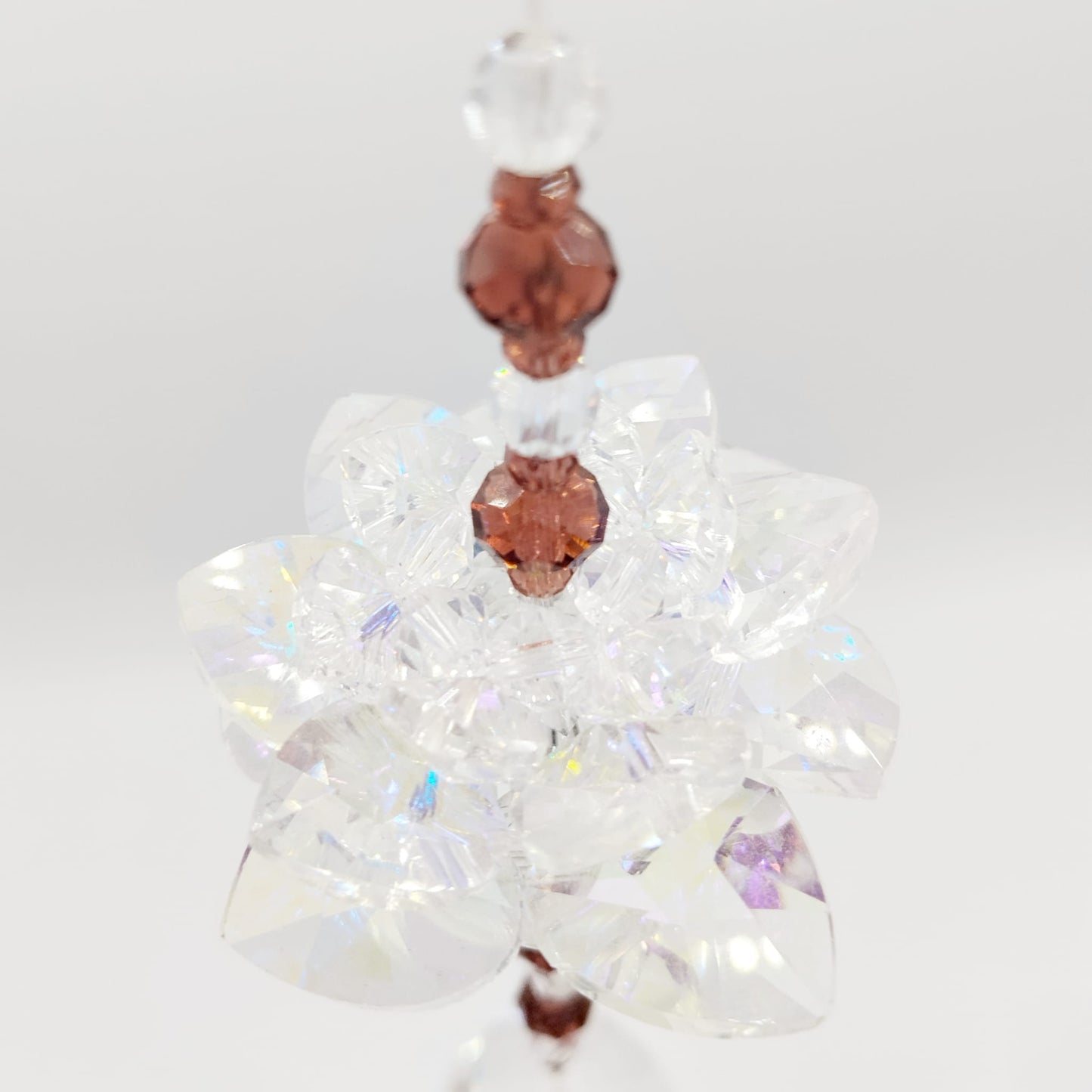 Apportez lumière et sérénité à votre intérieur avec l’Attrape-Soleil Fleur de Lotus. Cristal décoratif créant de magnifiques reflets arc-en-ciel. Idéal pour une ambiance zen et lumineuse.