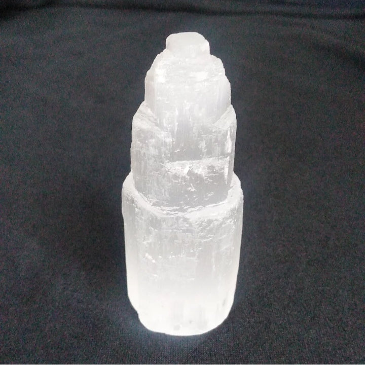 Découvrez les bienfaits de la sélénite sur le sommeil, le mental et le corps. Pierre apaisante, idéale pour la détente, la purification énergétique et le bien-être quotidien.