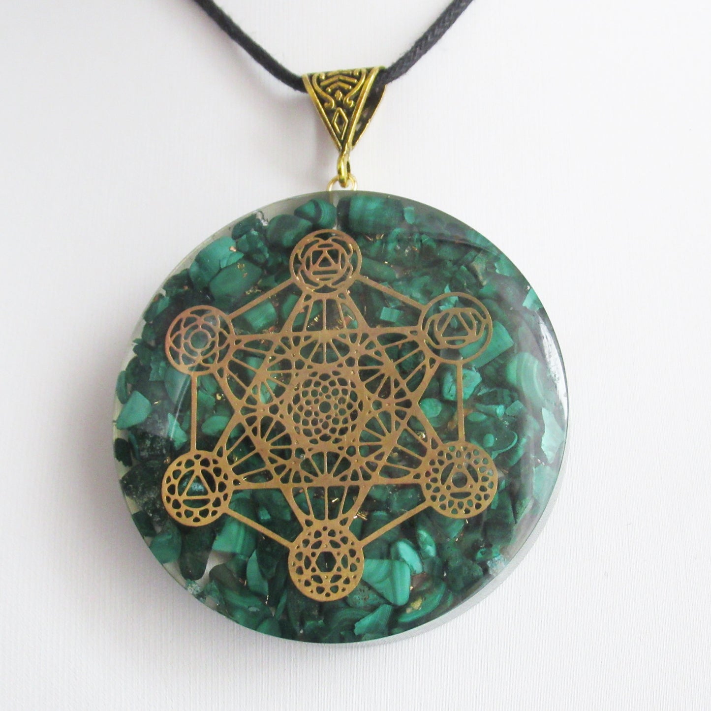 https://monjolicaillou.fr/products/pendentif-orgonite-en-pierres-naturelles-metatron-50-mm-aigue-marine-amethyste-cornaline-labradorite-lapis-lazuli-oeil-de-tigre-quartz-rose-shungite-sodalite-tourmaline-7-chakras