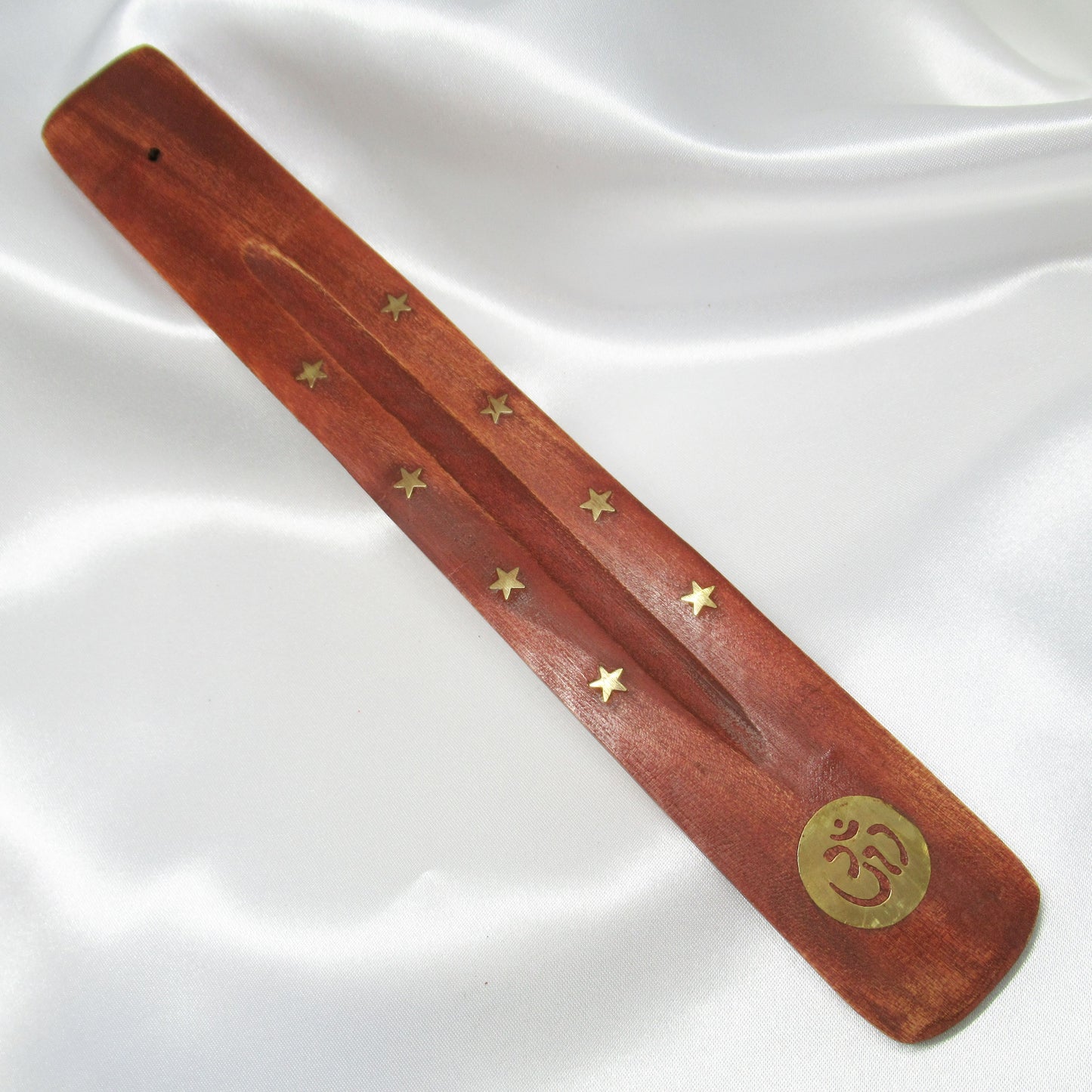 Monjolicaillou.fr - PORTE ENCENS BOIS https://monjolicaillou.fr/products/porte-encens-bois Porte encens en bois environ 26cm sur 3,5cm sur 0,5cm. Fabrication artisanale pour encens en bâtons, les dessins peuvent varier. Pour utiliser un porte-encens, suivez ces étapes simples :