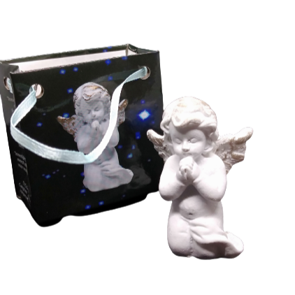 Ange priant pour la paix https://monjolicaillou.fr/products/ange-priant-pour-la-paix Plongez dans un monde de sérénité et de tranquillité avec ce charmant petit ange priant pour la paix. Inspiré par la citation intemporelle "La paix intérieure est la plus solide fondation de la paix mondiale", ce petit chef-d'œuvre artistique incarne la pureté et l'harmonie. Mesurant 5,3 cm de hauteur, cet ange délicat