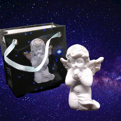 Ange priant pour la paix https://monjolicaillou.fr/products/ange-priant-pour-la-paix Plongez dans un monde de sérénité et de tranquillité avec ce charmant petit ange priant pour la paix. Inspiré par la citation intemporelle "La paix intérieure est la plus solide fondation de la paix mondiale", ce petit chef-d'œuvre artistique incarne la pureté et l'harmonie. Mesurant 5,3 cm de hauteur, cet ange délicat