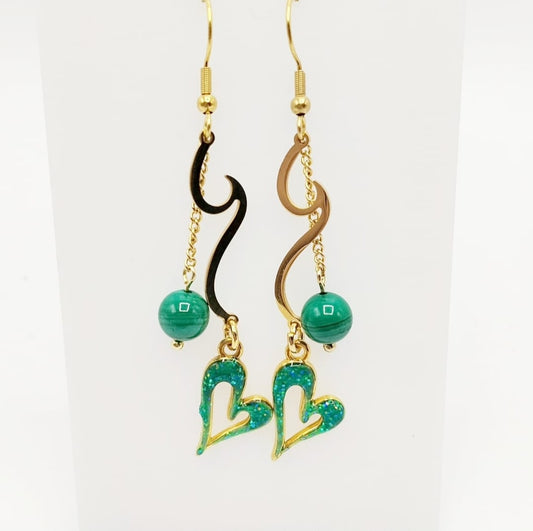 Boucles d’oreilles en malachite cœur : protection, harmonie émotionnelle et énergie féminine. Bijou élégant chargé de sens. Livraison rapide.