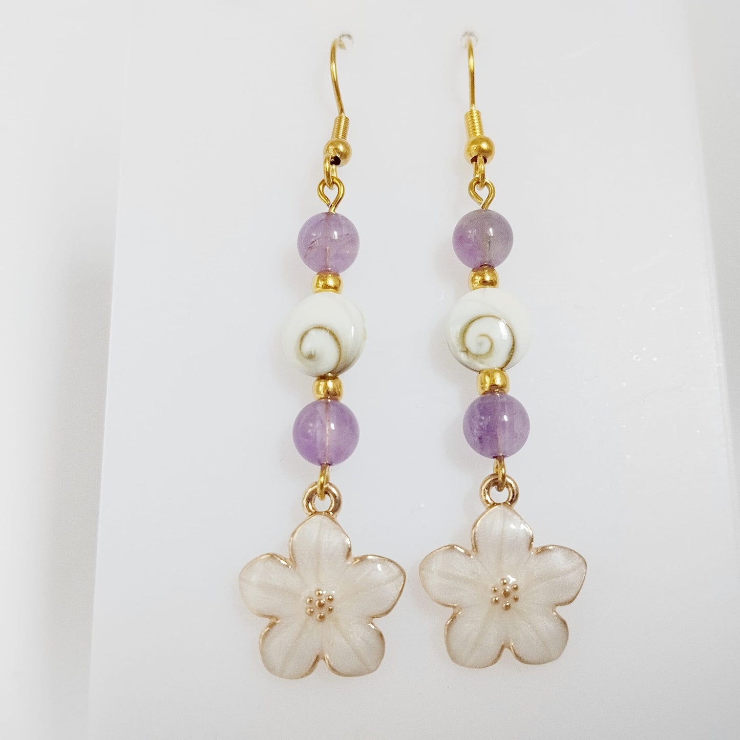 Découvrez nos boucles d'oreilles en Œil de Sainte-Lucie et pierres naturelles. Bouclier de protection, sérénité et vitalité au quotidien. Trouvez votre pierre !
