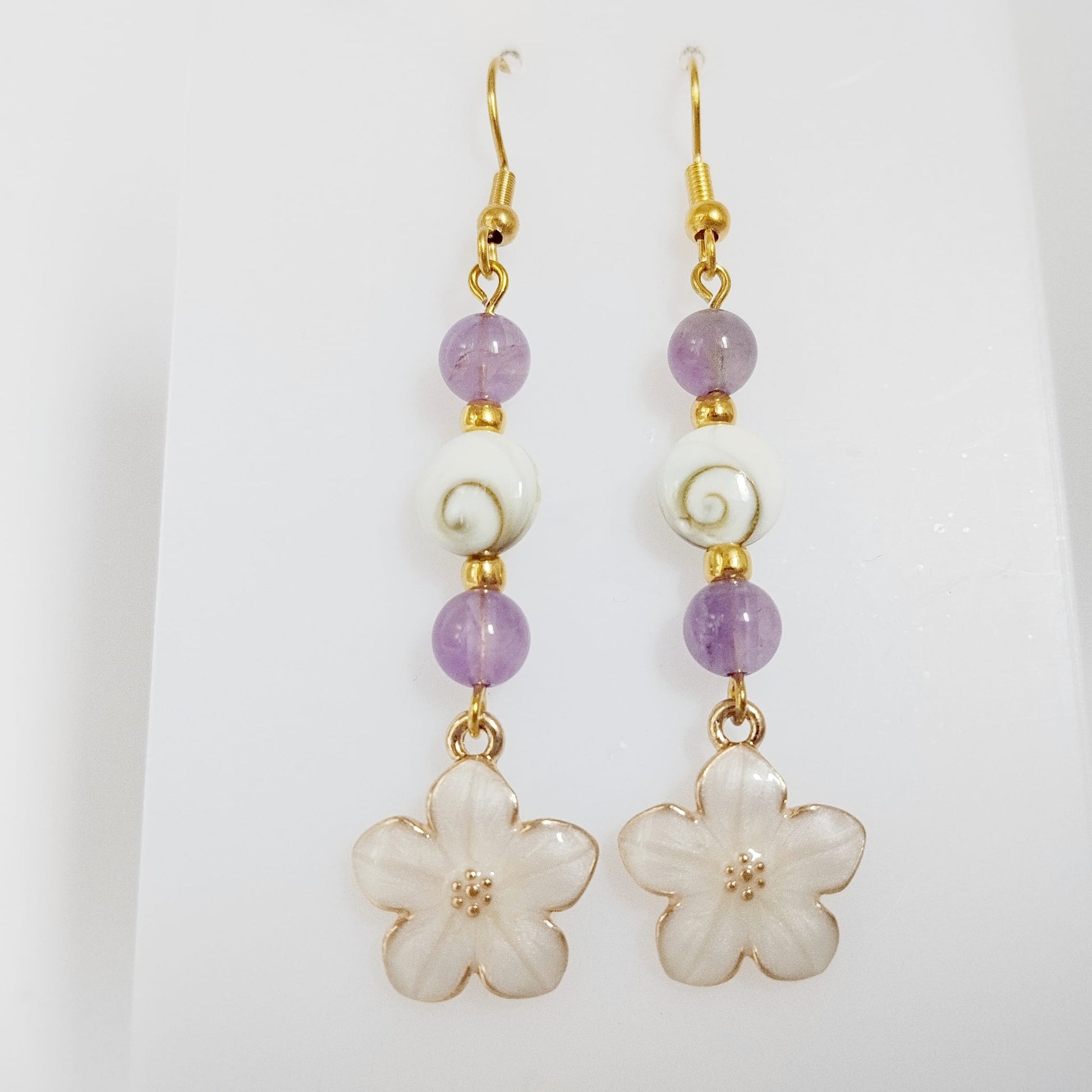 Découvrez nos boucles d'oreilles en Œil de Sainte-Lucie et pierres naturelles. Bouclier de protection, sérénité et vitalité au quotidien. Trouvez votre pierre !