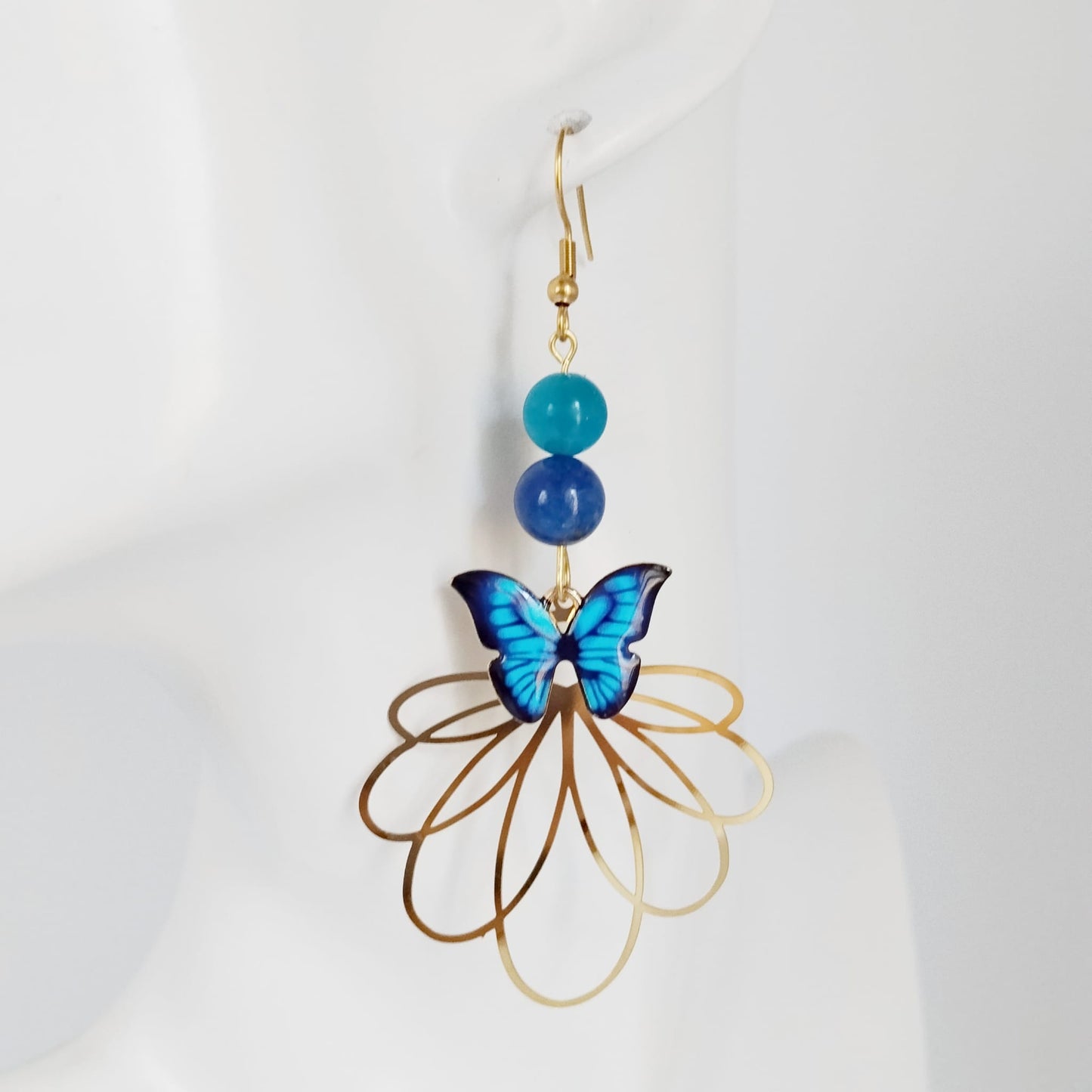 Boucles d’oreilles en Apatite AAA et Lapis Lazuli AA avec symbole papillon. Bijoux énergétiques pour l’expression, la confiance et la transformation intérieure. Élégance et puissance au quotidien.
