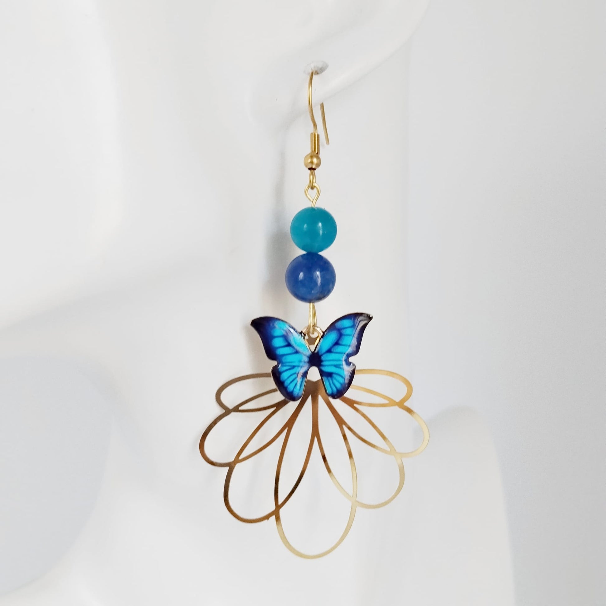 Boucles d’oreilles en Apatite AAA et Lapis Lazuli AA avec symbole papillon. Bijoux énergétiques pour l’expression, la confiance et la transformation intérieure. Élégance et puissance au quotidien.
