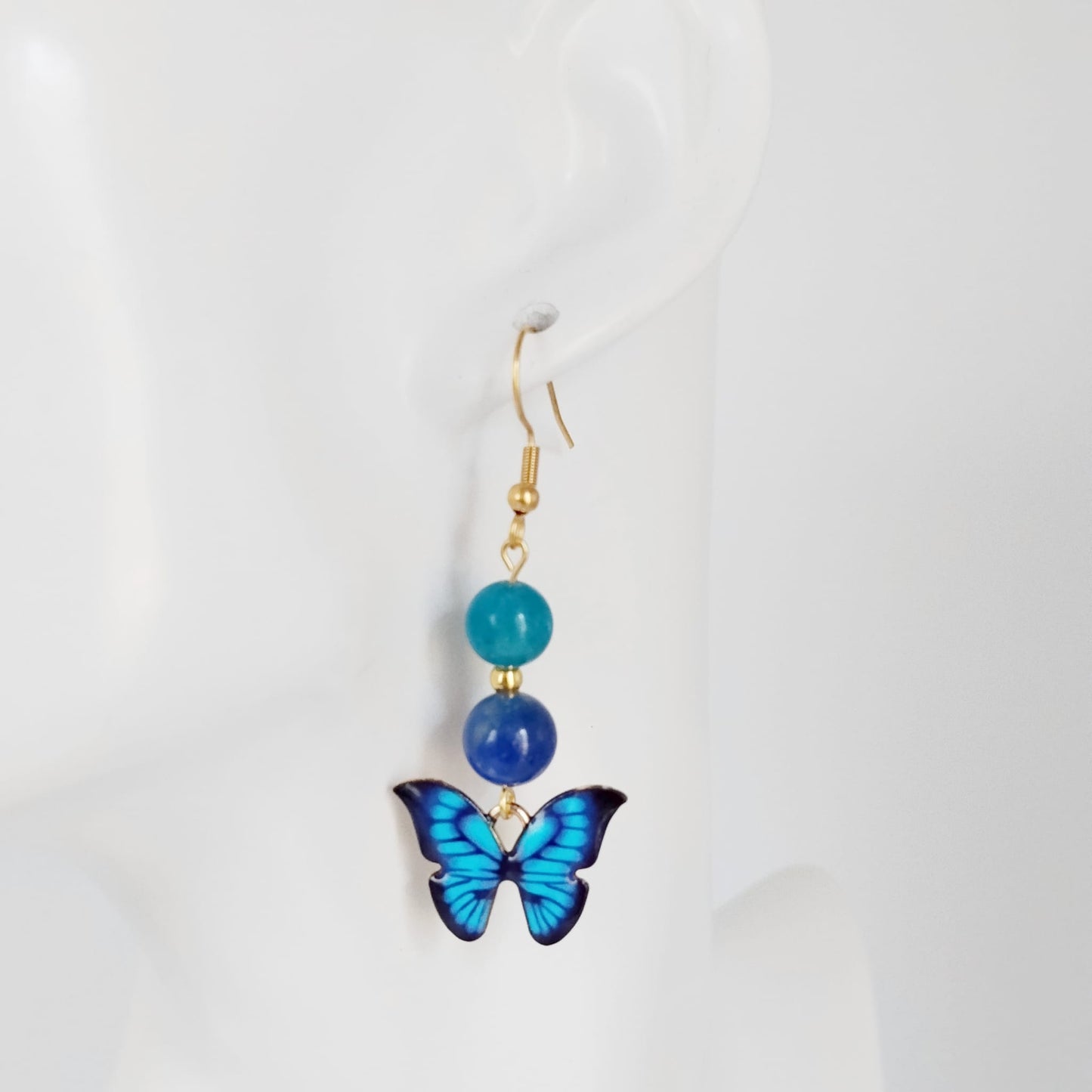 Boucles d’oreilles en Apatite AAA et Lapis Lazuli AA avec symbole papillon. Bijoux énergétiques pour l’expression, la confiance et la transformation intérieure. Élégance et puissance au quotidien.
