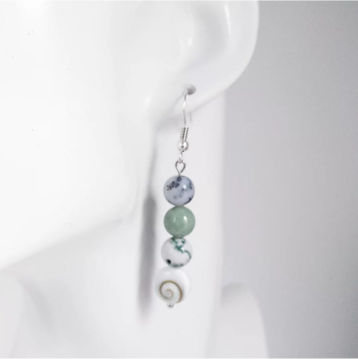 Attirez la chance, la prospérité et la protection avec notre sélection de pierres porte-bonheur : Œil de Sainte-Lucie, Agate Mousse, Jade, Merlinite.

