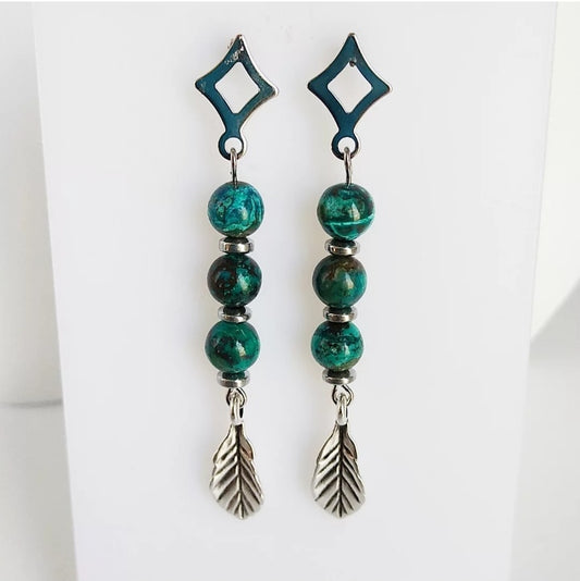Boucles d’oreilles en chrysocolle 6 cm – Élégance naturelle et vertus apaisantes. Idéales pour hypersensibles, favorisent paix intérieure et communication.