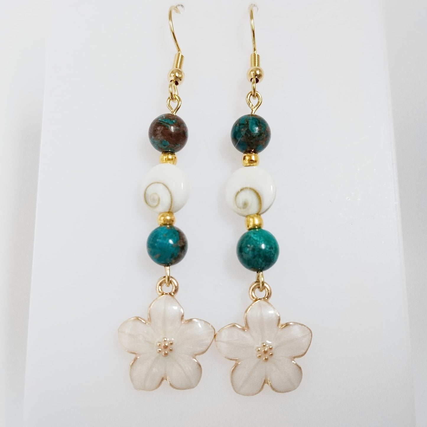 Découvrez nos boucles d'oreilles en Œil de Sainte-Lucie et pierres naturelles. Bouclier de protection, sérénité et vitalité au quotidien. Trouvez votre pierre !