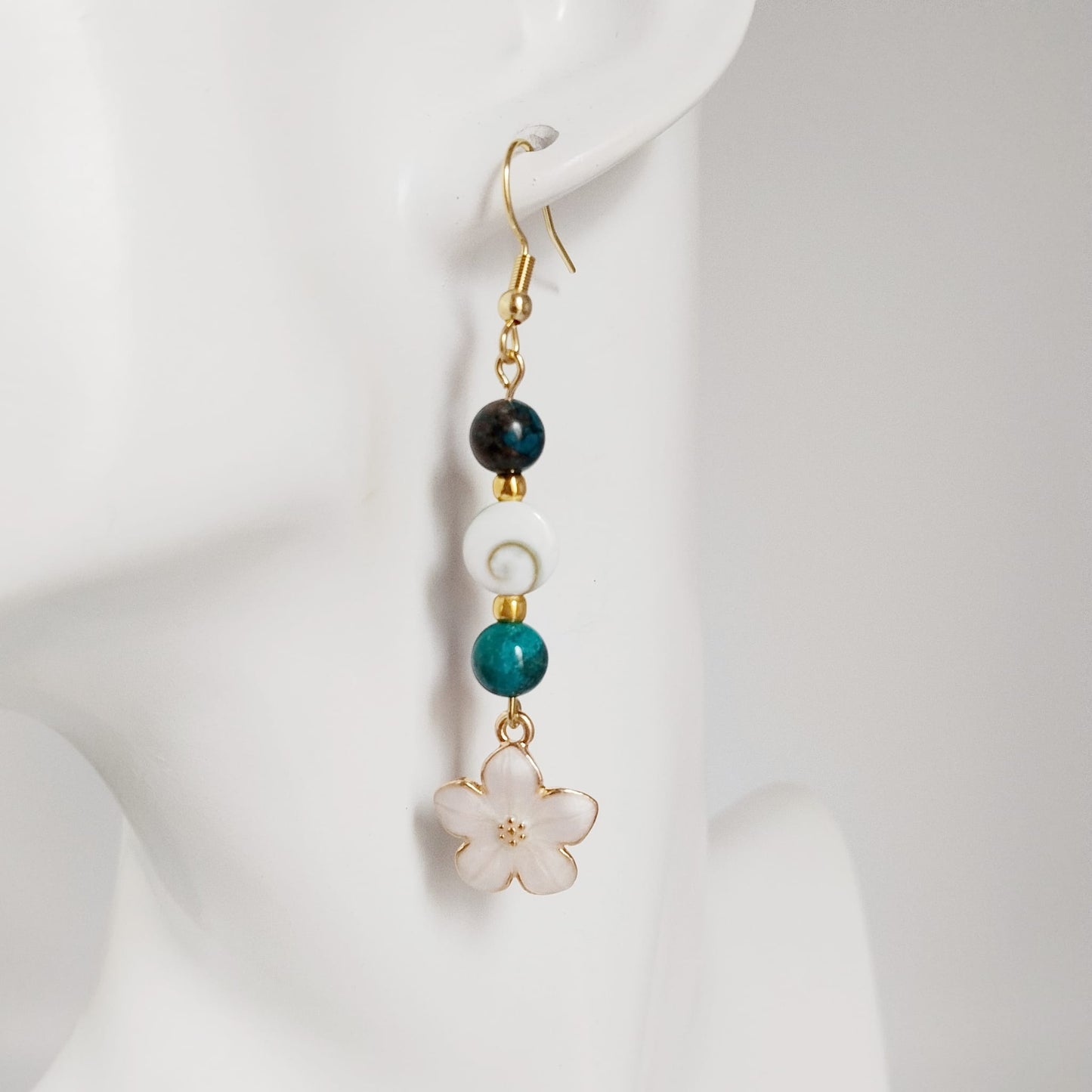 Découvrez nos boucles d'oreilles en Œil de Sainte-Lucie et pierres naturelles. Bouclier de protection, sérénité et vitalité au quotidien. Trouvez votre pierre !