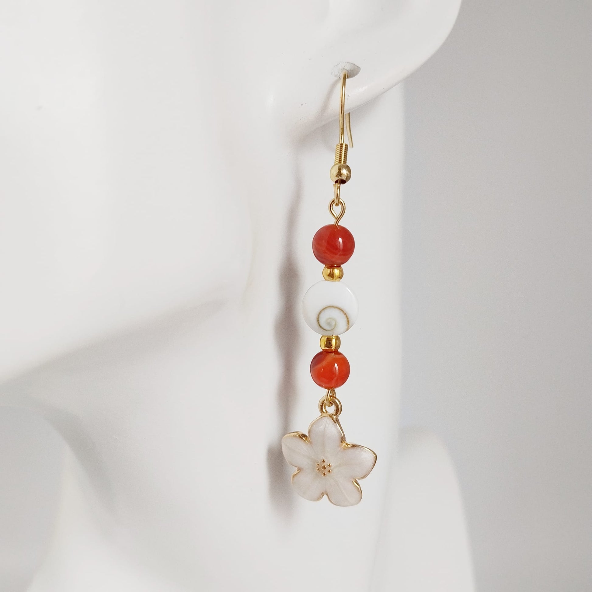 Découvrez nos boucles d'oreilles en Œil de Sainte-Lucie et pierres naturelles. Bouclier de protection, sérénité et vitalité au quotidien. Trouvez votre pierre !