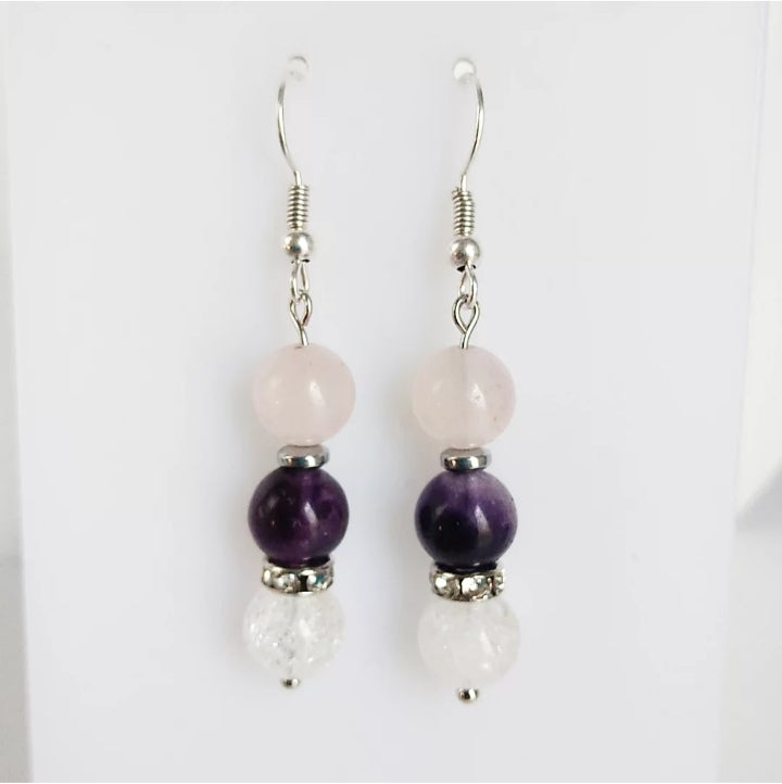 Boucles d’oreilles en pierres naturelles Fluorite Pourpre & Quartz Rose. Apaise l’esprit, ouvre le cœur et favorise l’équilibre émotionnel avec élégance.