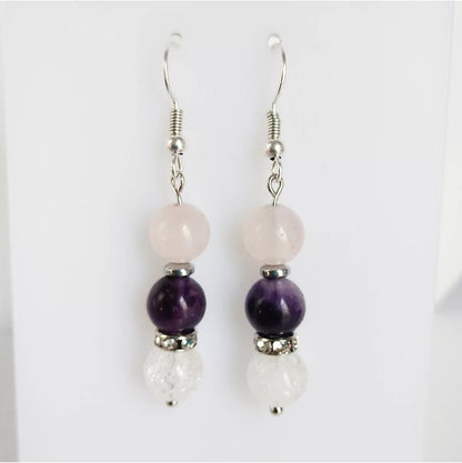 Boucles d’oreilles en pierres naturelles Fluorite Pourpre & Quartz Rose. Apaise l’esprit, ouvre le cœur et favorise l’équilibre émotionnel avec élégance.