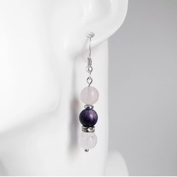 Boucles d’oreilles en pierres naturelles Fluorite Pourpre & Quartz Rose. Apaise l’esprit, ouvre le cœur et favorise l’équilibre émotionnel avec élégance.