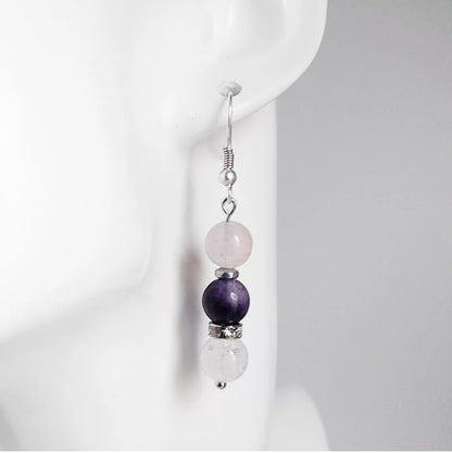 Boucles d’oreilles en pierres naturelles Fluorite Pourpre & Quartz Rose. Apaise l’esprit, ouvre le cœur et favorise l’équilibre émotionnel avec élégance.