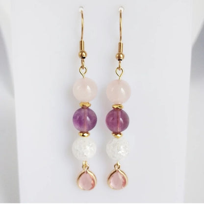 Boucles d’oreilles en pierres naturelles Fluorite Pourpre & Quartz Rose. Apaise l’esprit, ouvre le cœur et favorise l’équilibre émotionnel avec élégance.