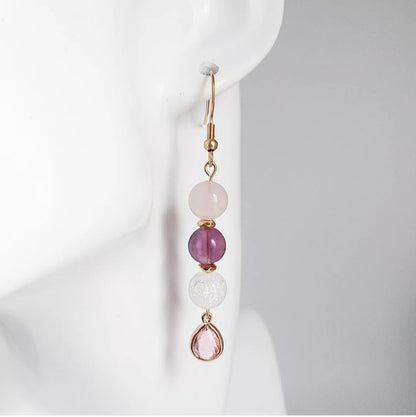 Boucles d’oreilles en pierres naturelles Fluorite Pourpre & Quartz Rose. Apaise l’esprit, ouvre le cœur et favorise l’équilibre émotionnel avec élégance.